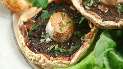 Грибы на гриле с трюфельным маслом, рукколой и пармезаном