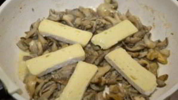 грибы с сыром на сковороде
