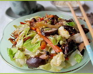 Грибы шиитаке с молодой капустой