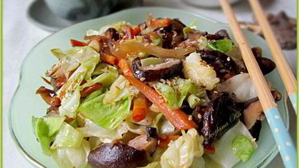 Грибы шиитаке с молодой капустой