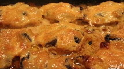 Грибы со свининой в духовке