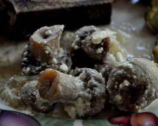 Грибы, запеченные в сметане с луком