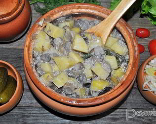 Лесные грибы с картофелем в горшочках