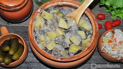 Лесные грибы с картофелем в горшочках