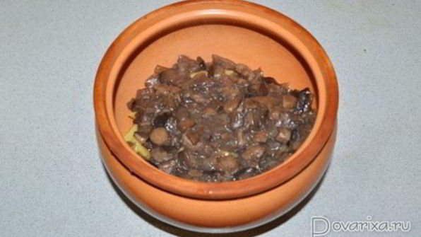 лесные грибы с картофелем в горшочках