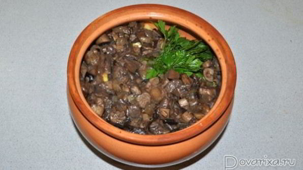 лесные грибы с картофелем в горшочках