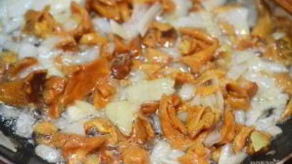 лисички с кабачками жареные