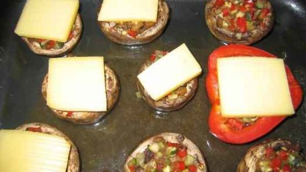 шампиньоны фаршированные цуккини и сыром