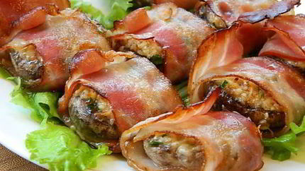 Шампиньоны с орехово-сырной начинкой, в беконе