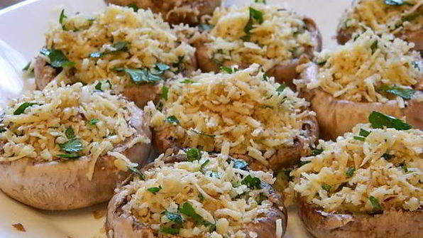 шампиньоны с орехово-сырной начинкой, в беконе