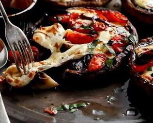 Шампиньоны с помидорами и чесночным маслом