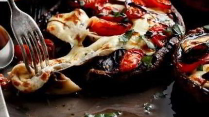 Шампиньоны с помидорами и чесночным маслом