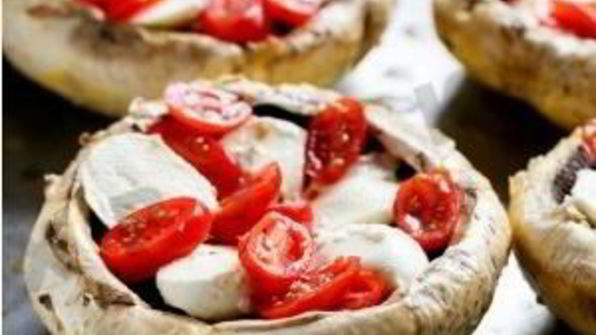 шампиньоны с помидорами и чесночным маслом