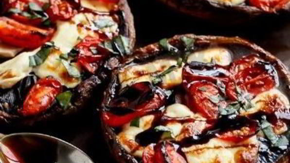 шампиньоны с помидорами и чесночным маслом