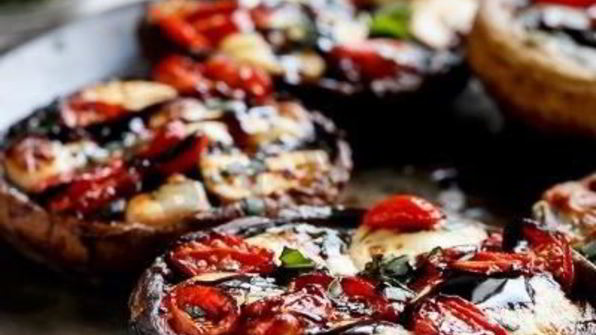 шампиньоны с помидорами и чесночным маслом