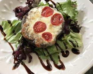 Шампиньоны, запеченные с сыром и помидорами