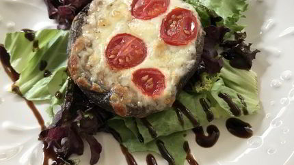 Шампиньоны, запеченные с сыром и помидорами