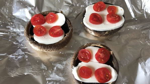 шампиньоны, запеченные с сыром и помидорами