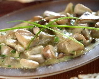 Тушеные грибы в соусе из сидра