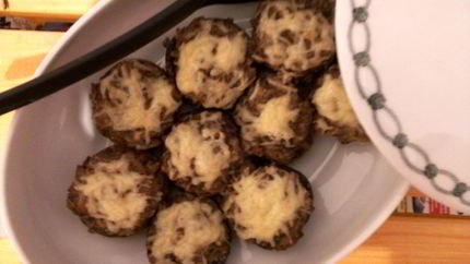 Запеченные шампиньоны, фаршированные курицей и луком