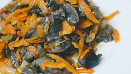 Жареные грибы с морковкой и луком