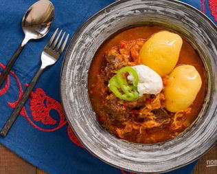 Гуляш из говядины и кислой капусты