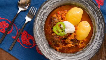 Гуляш из говядины и кислой капусты