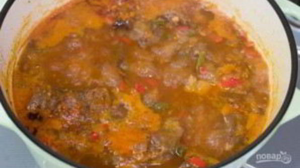 гуляш из говядины и кислой капусты