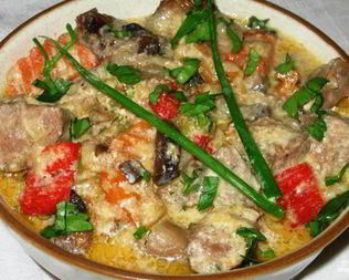 Гуляш из говядины с грибами