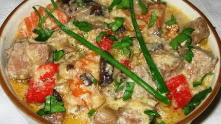 Гуляш из говядины с грибами