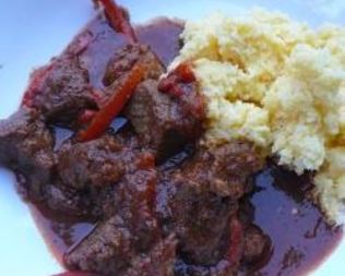 Гуляш из говядины с луком и сладким перцем