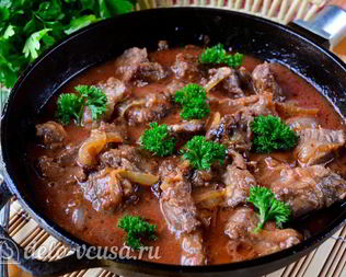 Гуляш из говядины с подливкой
