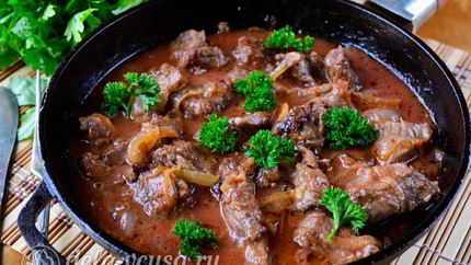 Гуляш из говядины с подливкой