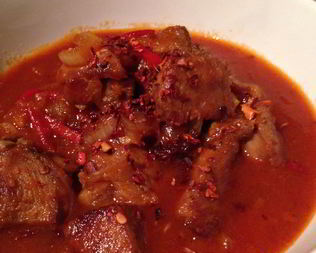 Гуляш из индейки с абрикосами