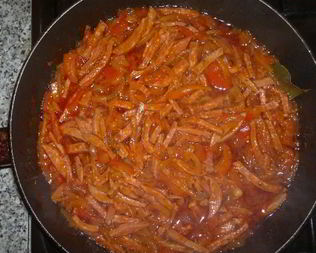 Гуляш из колбасы