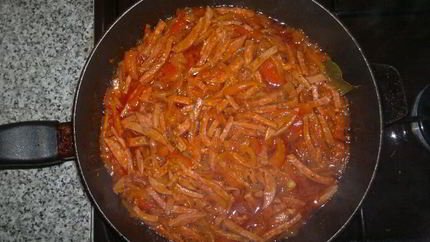 Гуляш из колбасы