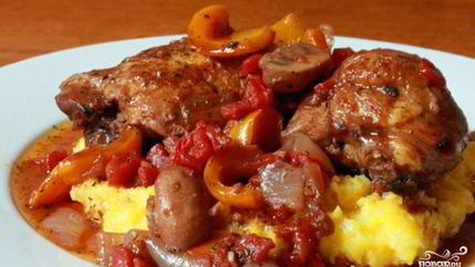 Гуляш из курицы с грибами