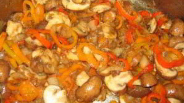 гуляш из курицы с грибами