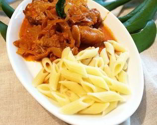 Гуляш из курицы со свежей капустой