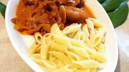 Гуляш из курицы со свежей капустой