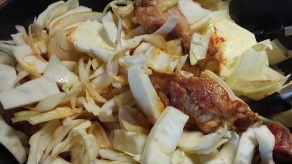 гуляш из курицы со свежей капустой