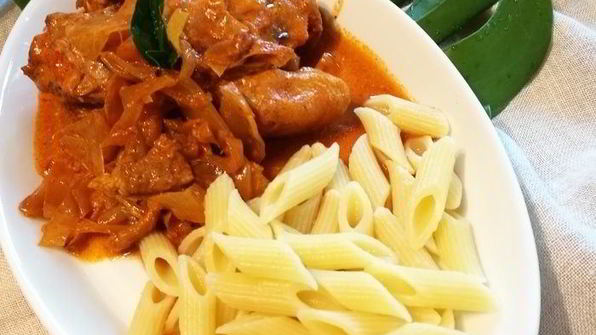 гуляш из курицы со свежей капустой