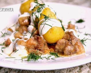 Гуляш из свинины с красным вином