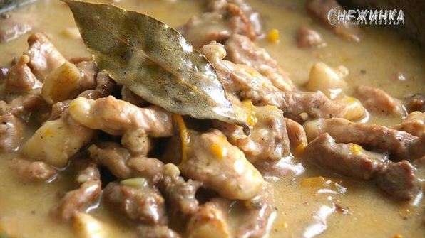 гуляш из свинины с красным вином