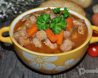 Гуляш из свинины с вином