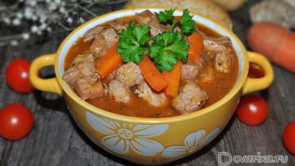 Гуляш из свинины с вином