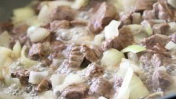 гуляш из телятины с подливкой