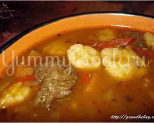 Гуляш на вине, с картофелем и чипетками