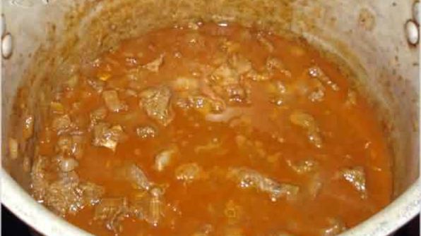 гуляш на вине, с картофелем и чипетками