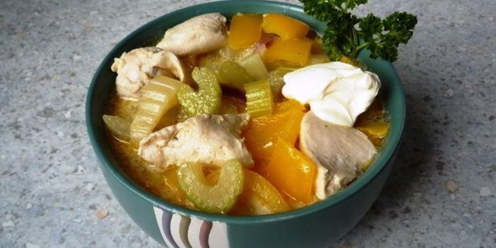 Рецепт гуляша с нежной куриной грудкой, сельдереем и перцем